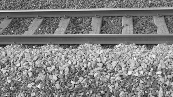 रेलवे ट्रैक पर नुकीले पत्थर क्यों रखे जाते हैं?