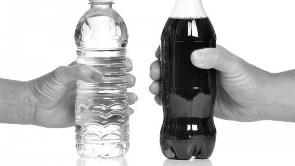जानिए क्यों पैक की गई पानी की बोतल का आधार सपाट होता है।